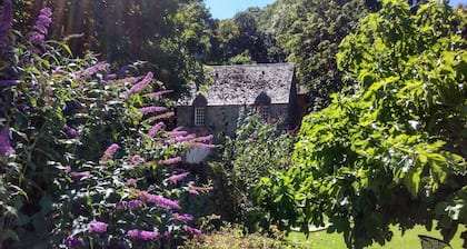 Un moulin à blé, face à la mer, dans le parc d'un chateau, pour 4-6 personnes.