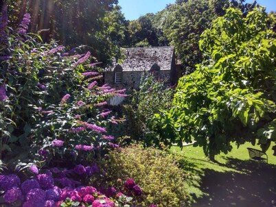 Mill facing the sea, in the park of a castle. 300m to the beach and great walks
