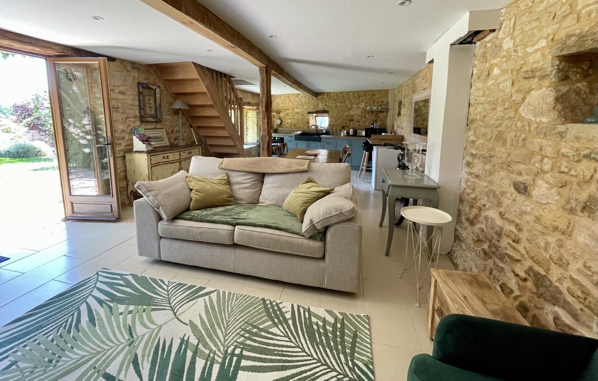 TV connectée, cheminée, livres