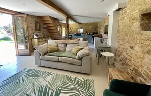 Smart-TV, Kamin, Bücher