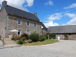 Exterior - Large farmhouse with pool & games room. PERFECT FOR FAMILIES. Central location (Lanrivain)