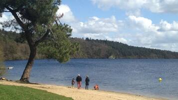 Ligstoelen aan het strand