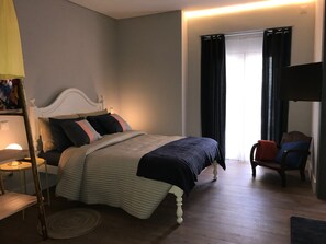 1 camera, una scrivania, ferro/asse da stiro, culla da viaggio