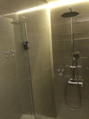 Chuveiro, produtos de toalete biodegradáveis, secador de cabelo 