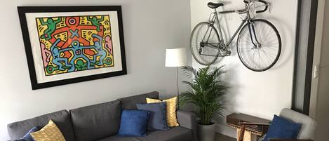 Smart TV, libri, impianto stereo