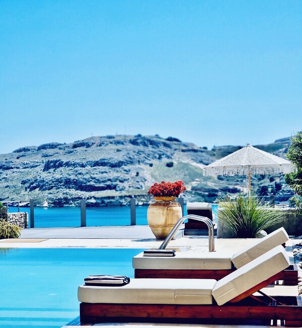 Outdoor pool, sun loungers - Hurry! 2026 reserving now - including Easter 2026!! (Rhodes)