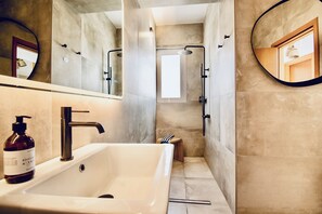 Duschwanne, Haartrockner, Bidet, Handtücher