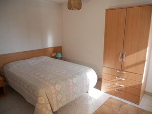 1 chambre, fer et planche à repasser