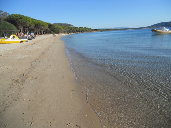 En la playa, sillas reclinables de playa, toallas de playa