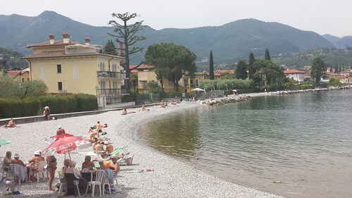 PRETTY PORTION OF INDEPENDENT VILLA A FEW STEPS FROM THE LAKE Free Wifi