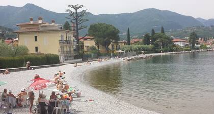 PRETTY PORTION OF INDEPENDENT VILLA A FEW STEPS FROM THE LAKE Free Wifi