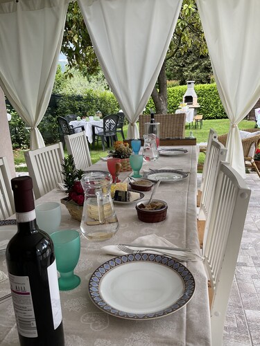 PRETTY PORTION OF INDEPENDENT VILLA A FEW STEPS FROM THE LAKE Free Wifi