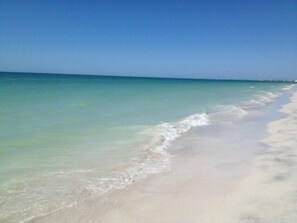 Perto da praia, espreguiçadeiras, toalhas de praia 
