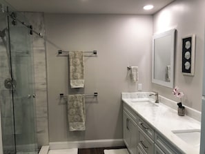 Combined shower/bathtub, hair dryer, towels, soap