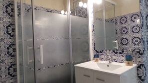 Een douche, een haardroger, een bidet, handdoeken