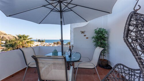WAKE UP TO THE SOUND OF THE SEA T1 CENTRAL-AIR CONDITIONING (FREE WIFI) 3 MIN BEACH  