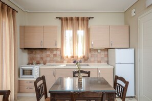 Fridge, oven, coffee/tea maker, high chair