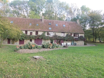 Un ancien Moulin d'une superficie de 300 m2 habitable, au milieu de la nature.
