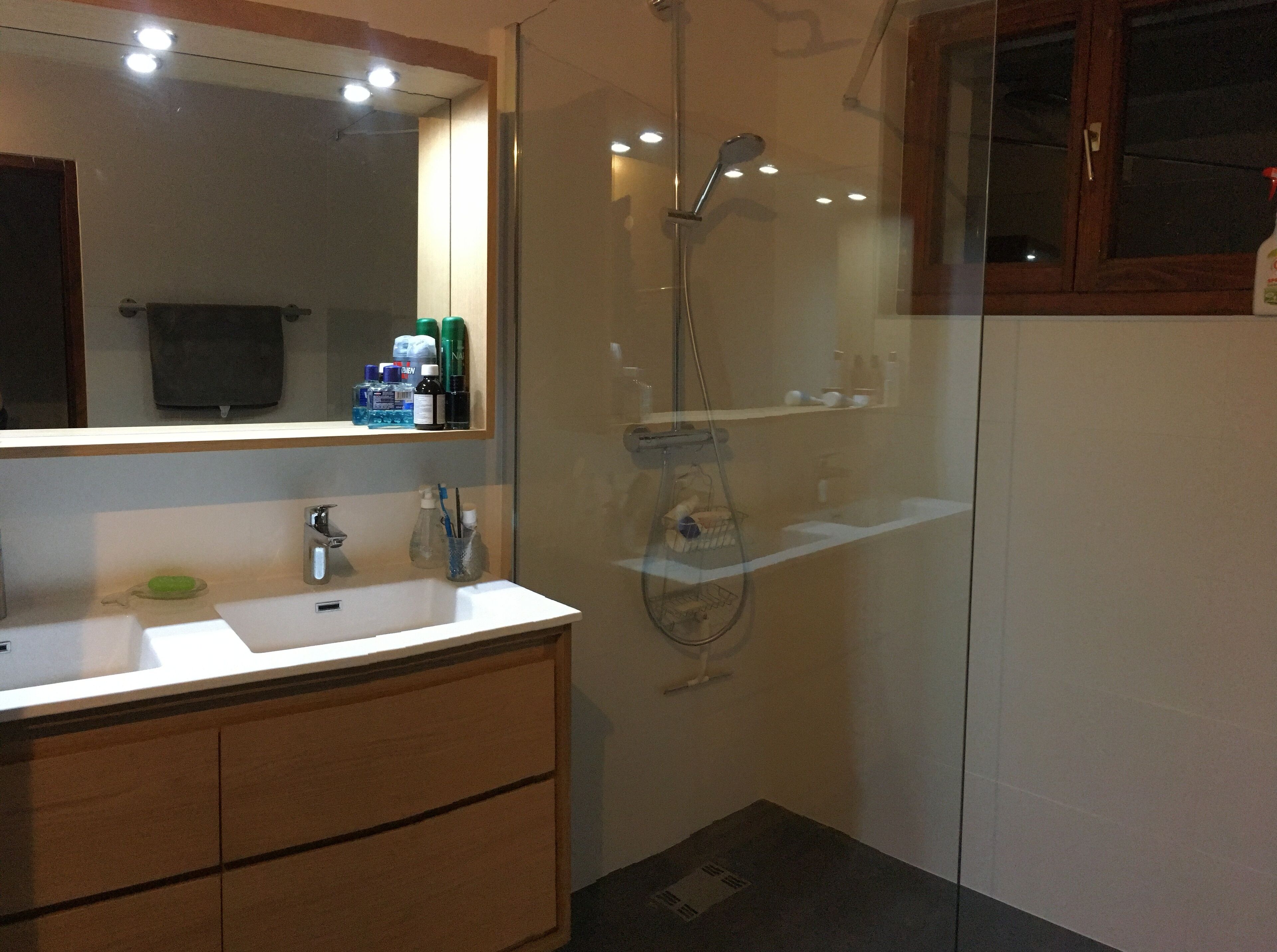 Een douche, handdoeken