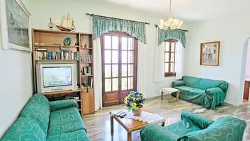 TV, DVD player, books, stereo