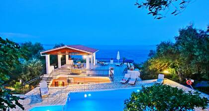 Villa Alexandros con piscina privada y terraza con impresionantes vistas