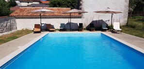 Una piscina al aire libre, una piscina climatizada