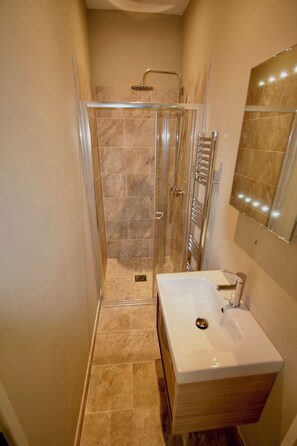 Combined shower/bathtub, hair dryer, bidet, towels - Lovely relaxing Charente Maritime family holiday home, heated pool, Pet Friendly (Saint-Maigrin)