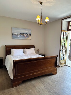 4 chambres, bureau, fer et planche à repasser, lit de bébé portatif