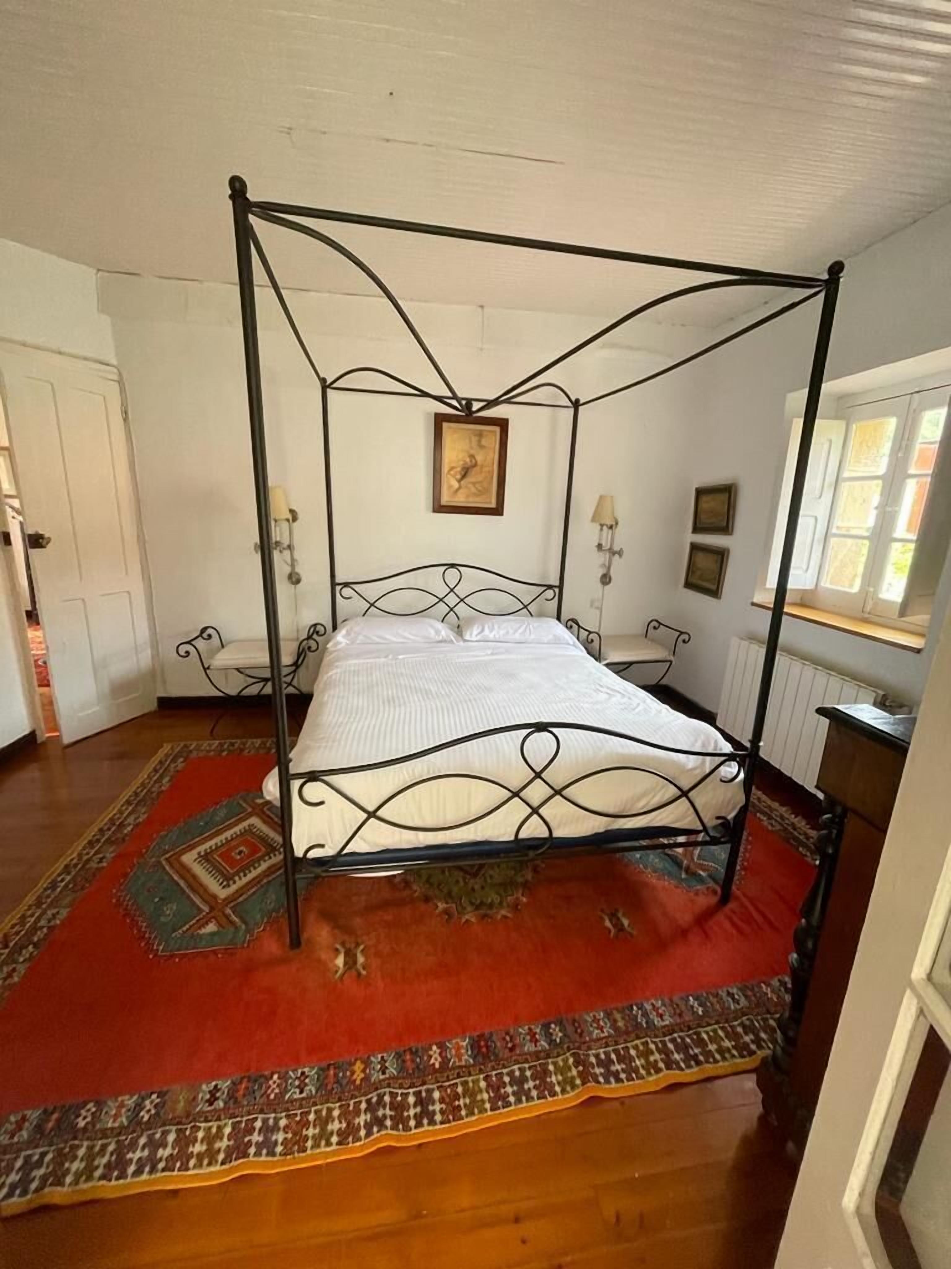 5 bedrooms, iron/ironing board, bed sheets, wheelchair access
