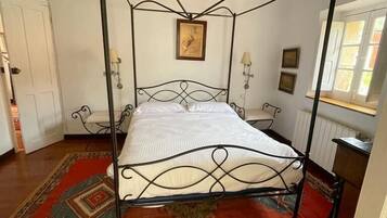 5 bedrooms, iron/ironing board, bed sheets, wheelchair access
