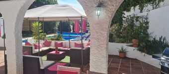 Villa 4 bed/bath  with free  heated pool ,WiFi and TV Car not essential