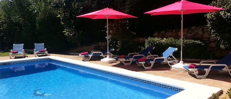Piscine chauffée, chaises longues