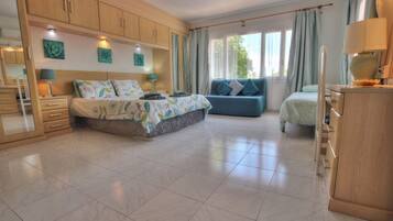 4 slaapkamers, een strijkplank/strijkijzer, gratis wifi, beddengoed