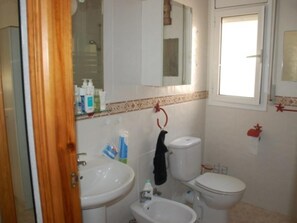 Combined shower/tub - Beautiful villa with private pool in the middle of nature. (L'Ametlla de Mar)