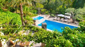 Una piscina al aire libre, tumbonas