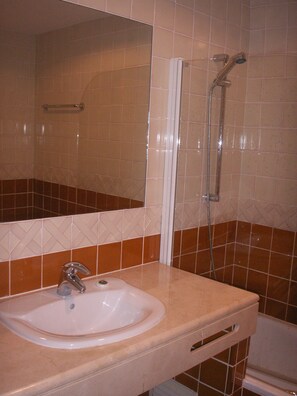 Ensemble baignoire-douche, séchoir à cheveux, bidet, serviettes fournies