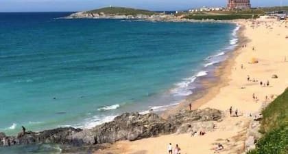 Luxurious 2 bedroom apartment, fabulous views, 3 minute walk from Fistral Beach