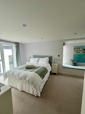 2 bedrooms, iron/ironing board, travel cot, free WiFi