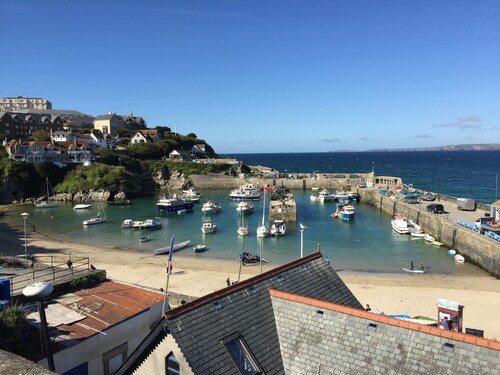 Luxurious 2 bedroom apartment, fabulous views, 3 minute walk from Fistral Beach