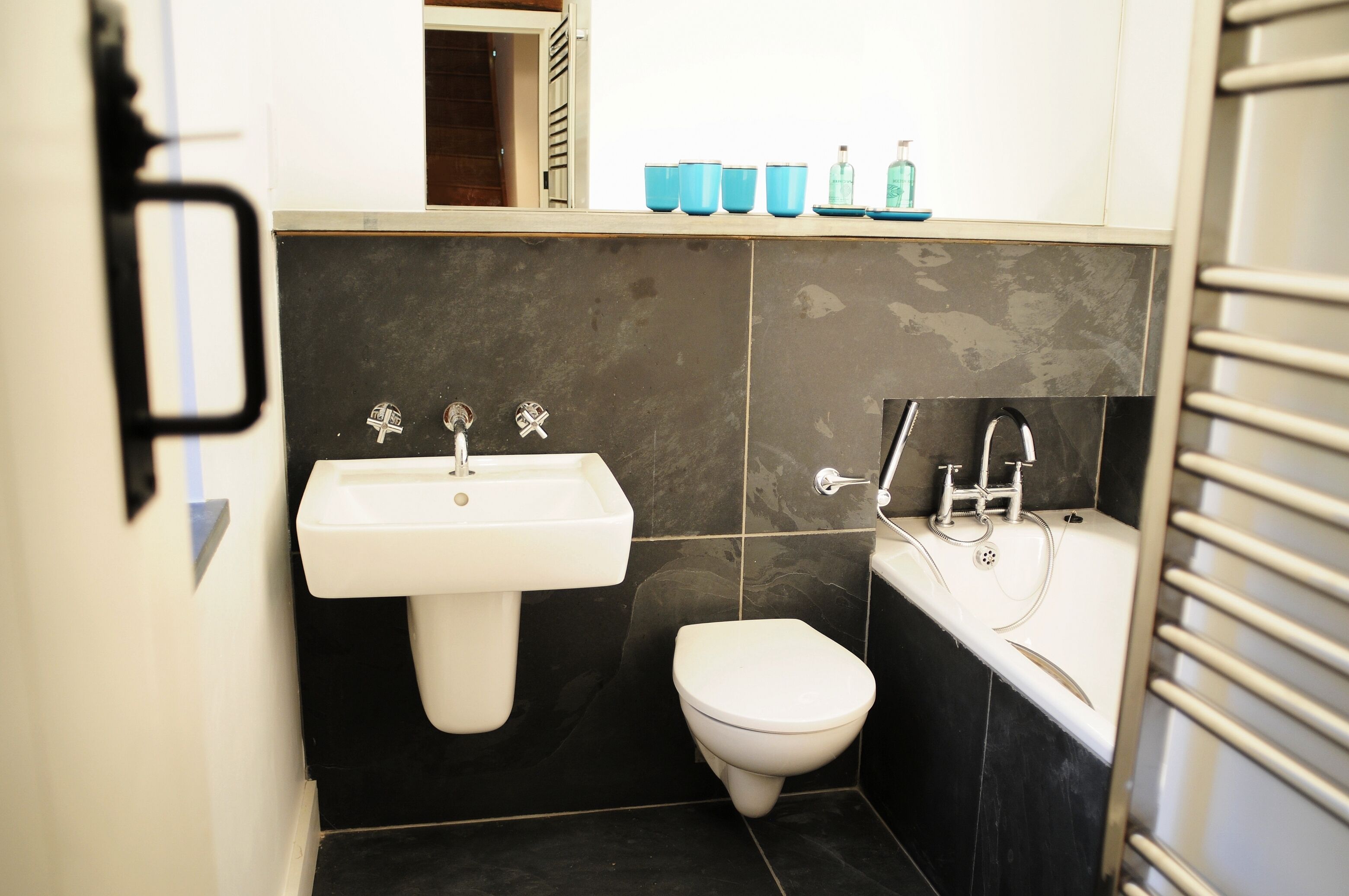 Badewanne, Haartrockner, Handtücher, Seife