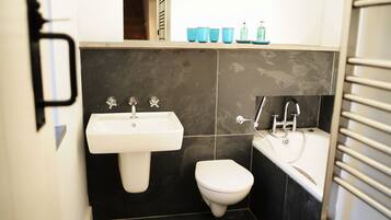 Badewanne, Haartrockner, Handtücher, Seife