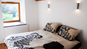 3 bedrooms, travel cot, free WiFi, bed sheets