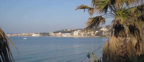 Plage à proximité, chaises longues