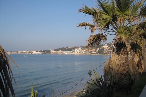 Perto da praia, espreguiçadeiras