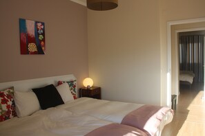 3 habitaciones, tabla de planchar con plancha, wifi y ropa de cama