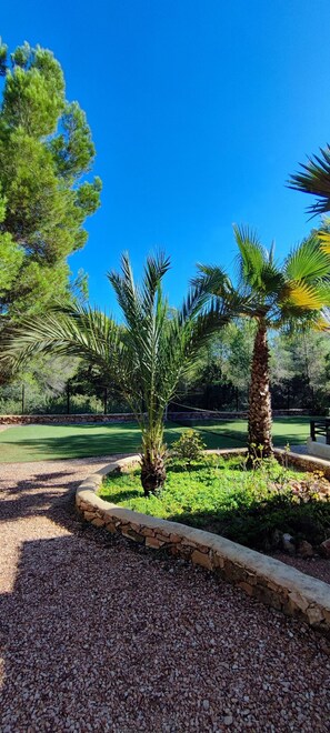Property grounds - Villa CASA VERDE with private parking and swimming pool. WIFI, A/C, Terraces and BBCOA⭐⭐⭐⭐⭐ (sant francesc)