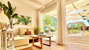 A spacious living area with a sofa, coffee table, and potted plants. - Villa CASA VERDE with private parking and swimming pool. WIFI, A/C, Terraces and BBCOA⭐⭐⭐⭐⭐ (sant francesc)