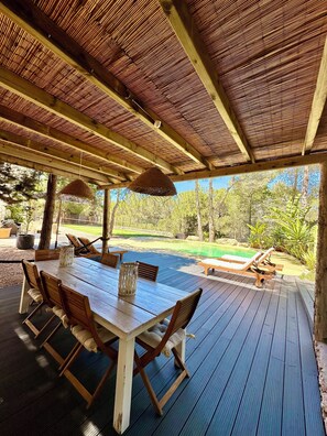 Outdoor dining - Villa CASA VERDE with private parking and swimming pool. WIFI, A/C, Terraces and BBCOA⭐⭐⭐⭐⭐ (sant francesc)