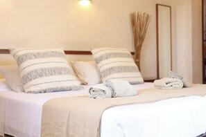 6 bedrooms, in-room safe, desk, iron/ironing board - MANSION SES OLIVERES - LUXURY VILLA WITH DISTANT SEA-VIEWS AND PRIVATE POOL (S'Horta)