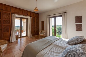 6 habitaciones, caja de seguridad en la habitación y escritorio 